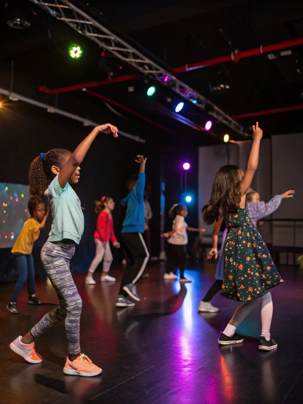 A dynamic image of a dance workshop led by a professional dancer, with participants learning contemporary dance moves, highlighting the association's focus on artistic innovation and knowledge transmission.